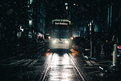 白色车在雨街
